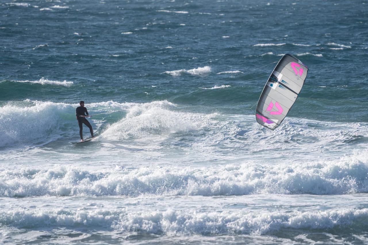 Acrobati del kitesurf in gara al King of the North Shore