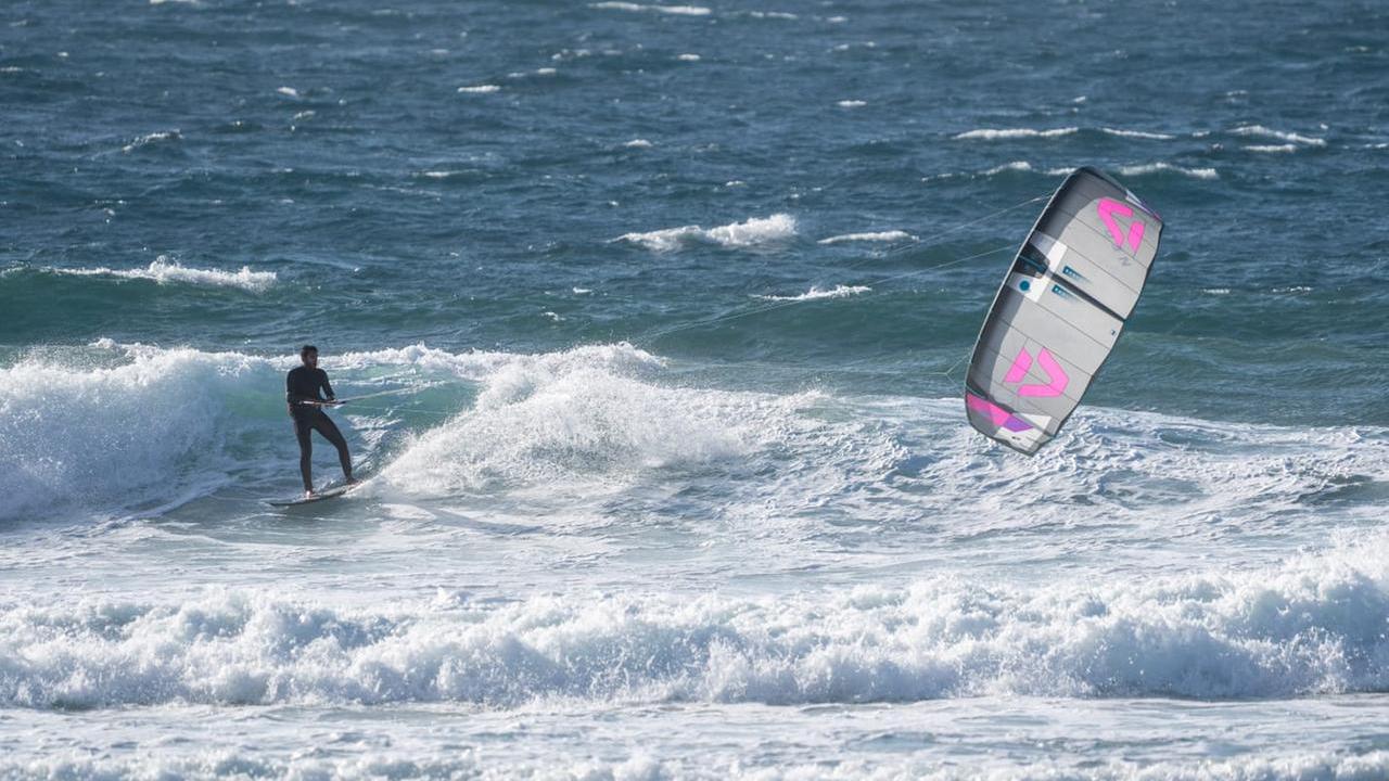 Acrobati del kitesurf in gara al King of the North Shore