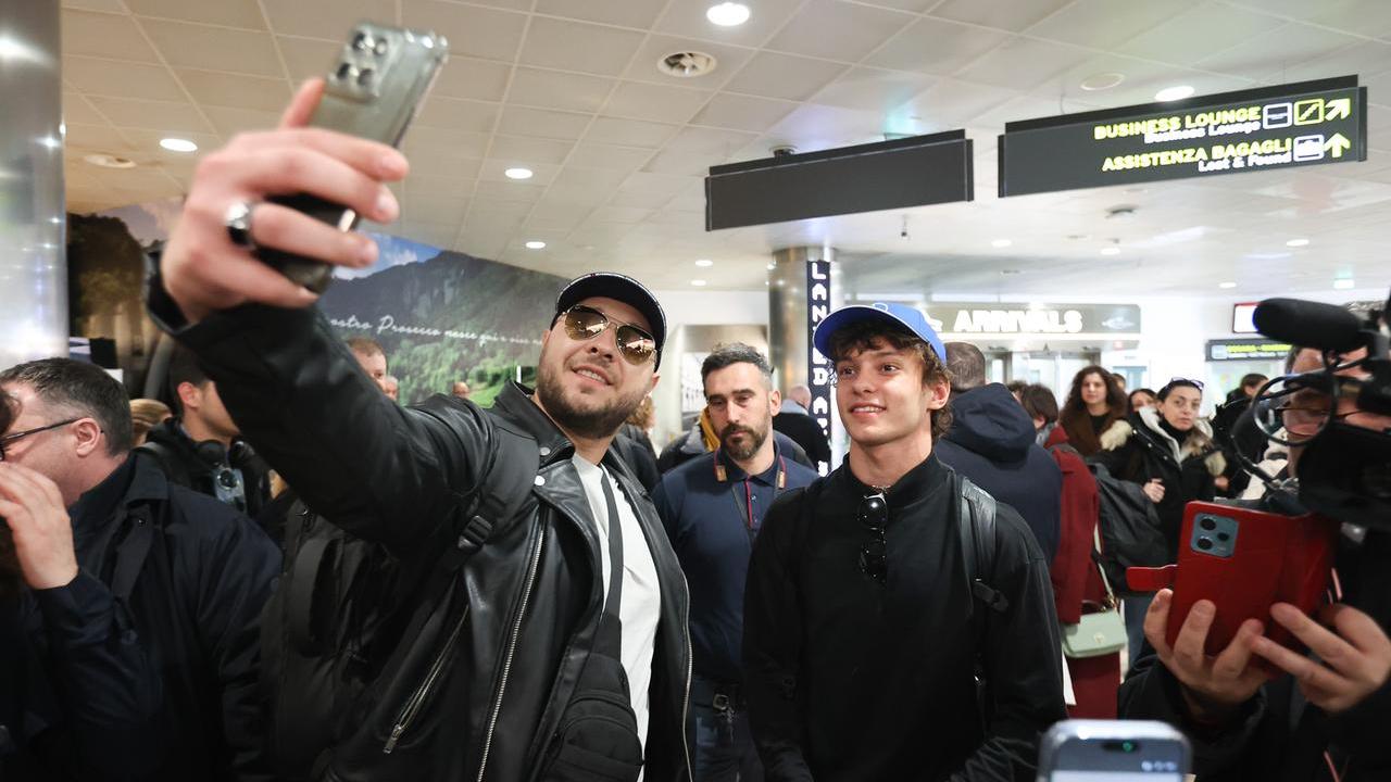 Kimi Antonelli, il campione torna a casa «La vittoria è soltanto l’inizio». La famiglia, la foto con Hamilton e la dedica di Sinner