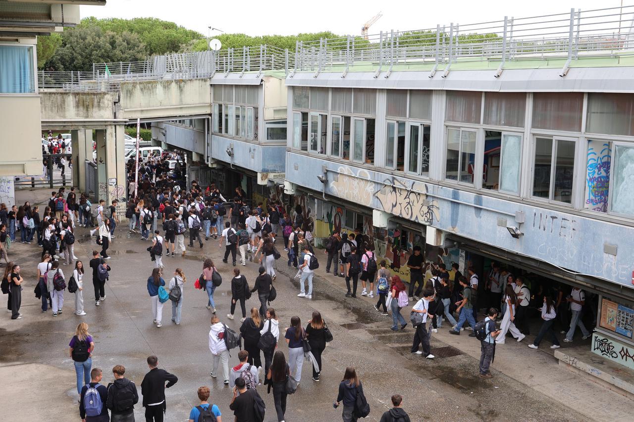 Pisa, vandali al liceo Buonarroti: lezioni sospese e studenti a casa