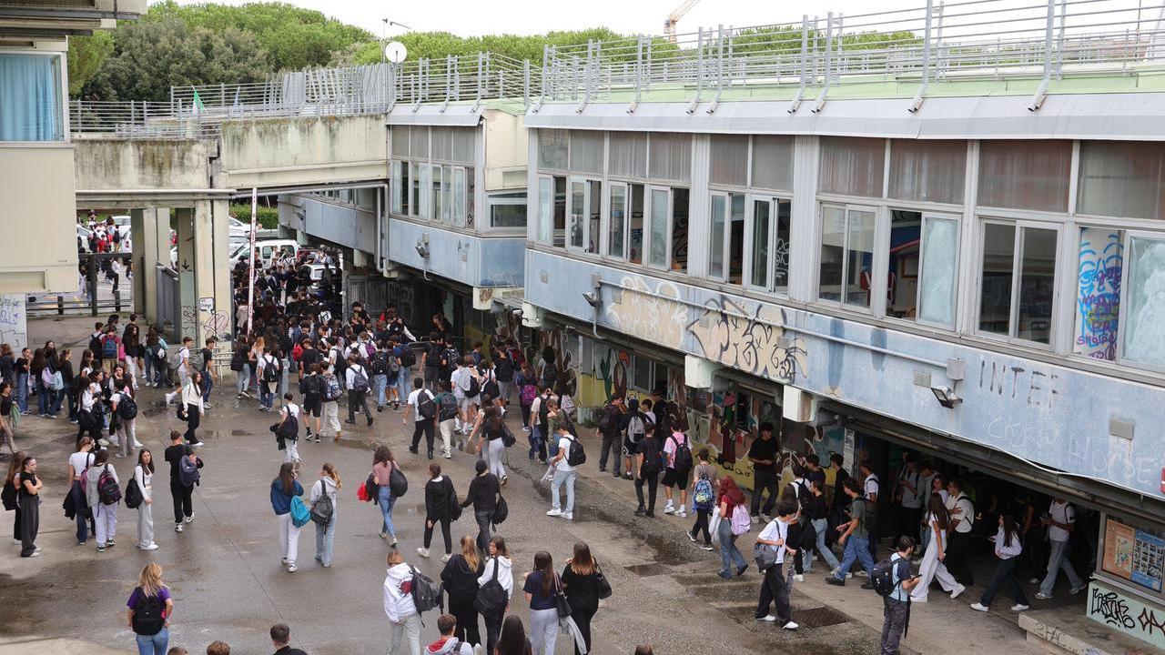 Pisa, vandali al liceo Buonarroti: lezioni sospese e studenti a casa