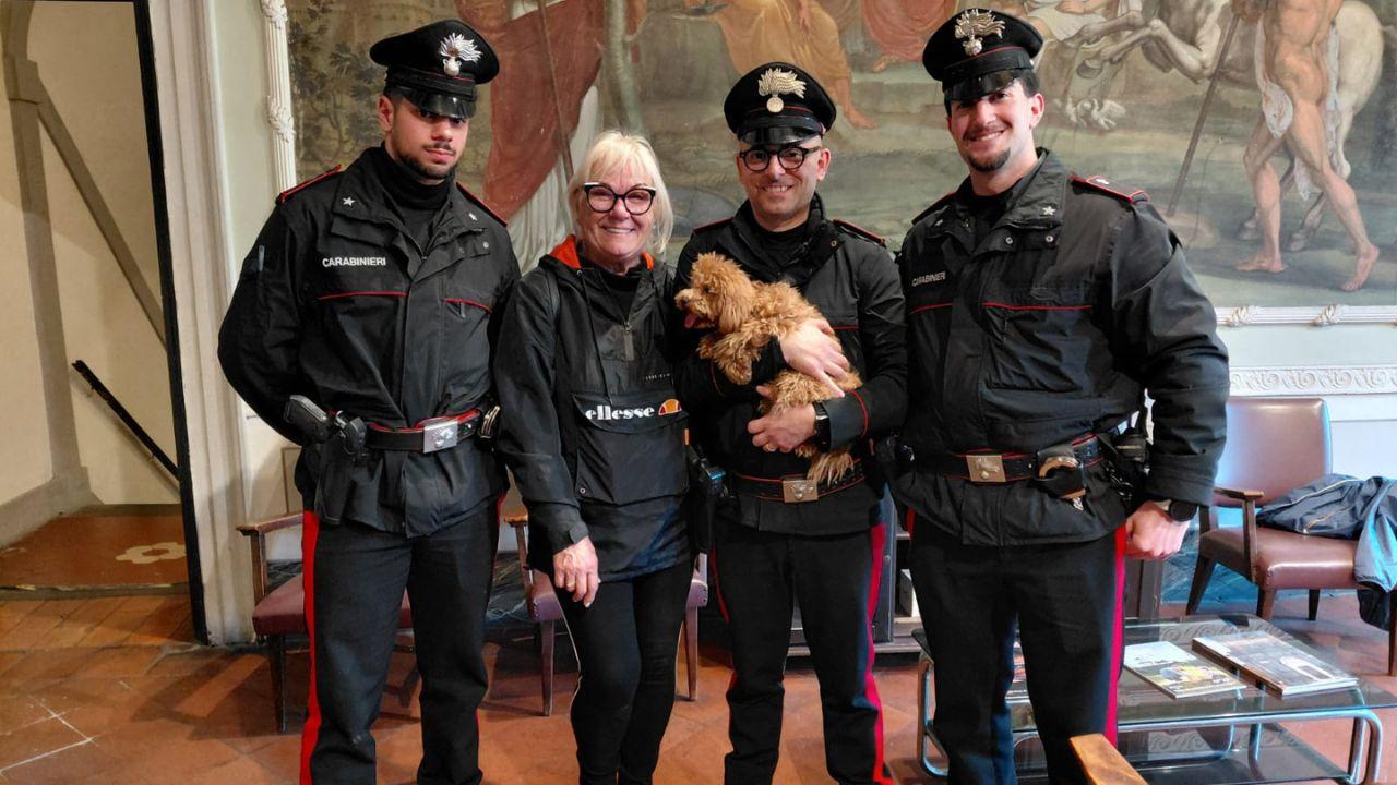 Gino con i carabinieri e la proprietaria in caserma