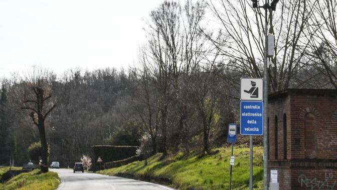 Un autovelox lungo una strada della provincia di Lucca