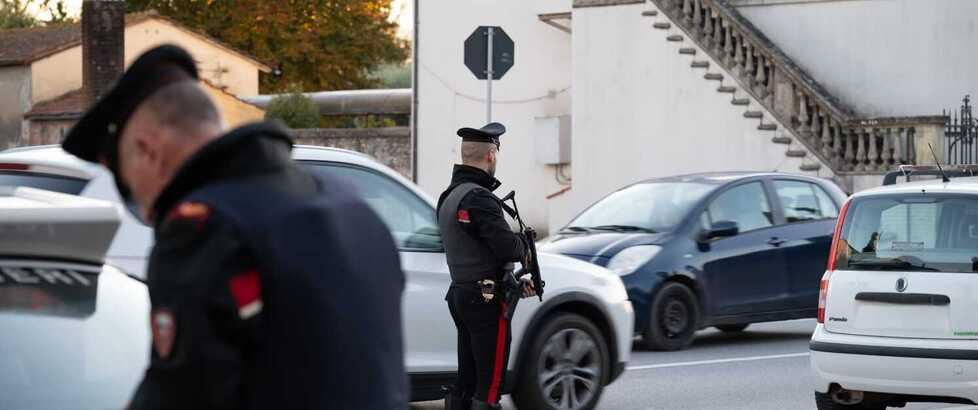 Lucca, carabiniere esce di casa e incrocia due sospetti nel condominio: spintoni e fuga