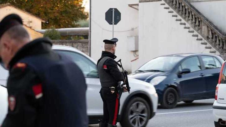 Lucca, carabiniere esce di casa e incrocia due sospetti nel condominio: spintoni e fuga