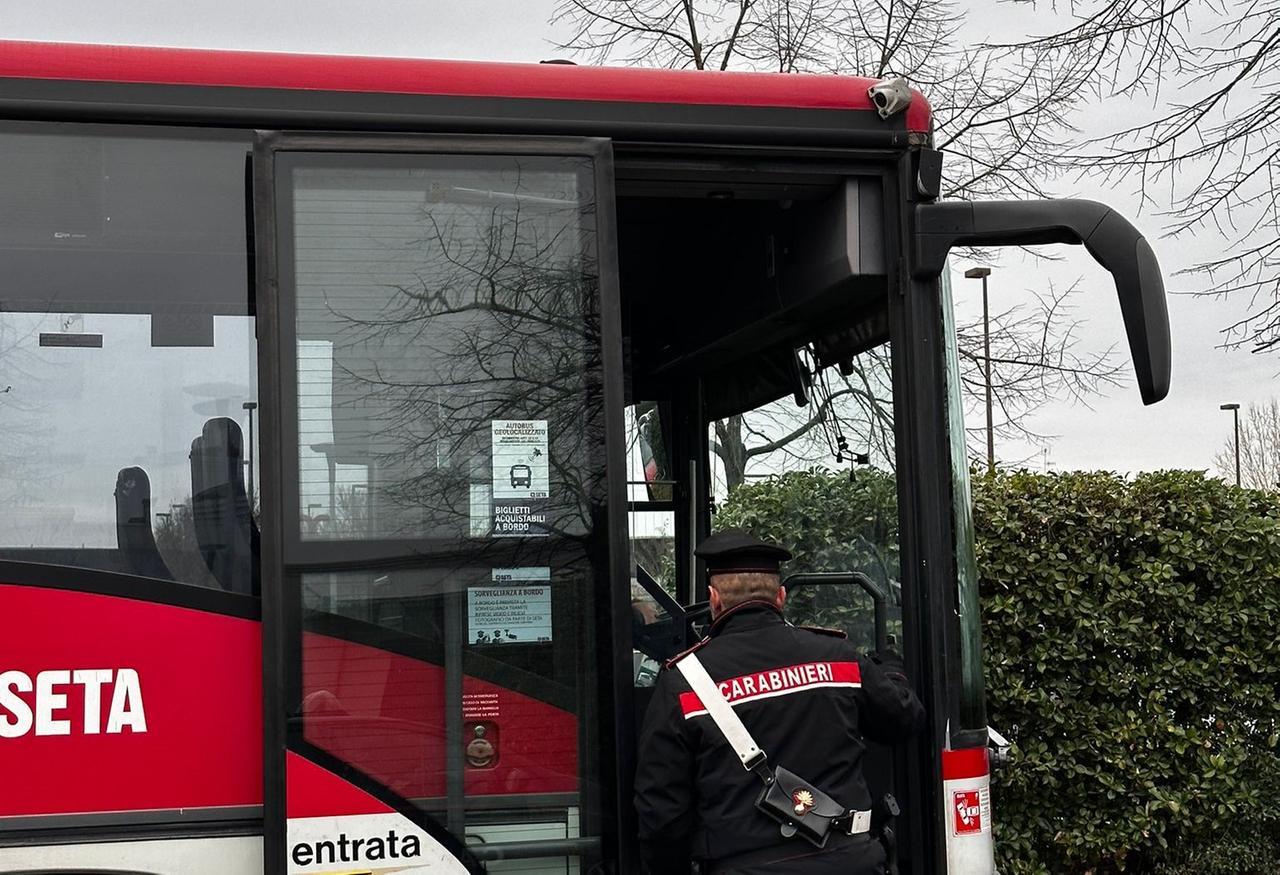 Molesta una ragazzina sull’autobus, poi qualcuno spruzza spray urticante. La Fit Cisl: «Inaccettabile che sul mezzo non ci sia un pulsante antipanico»