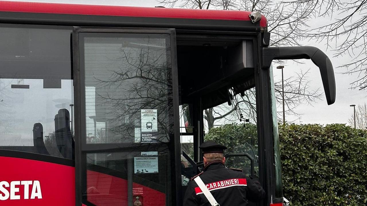 Molesta una ragazzina sull’autobus, poi qualcuno spruzza spray urticante. La Fit Cisl: «Inaccettabile che sul mezzo non ci sia un pulsante antipanico»