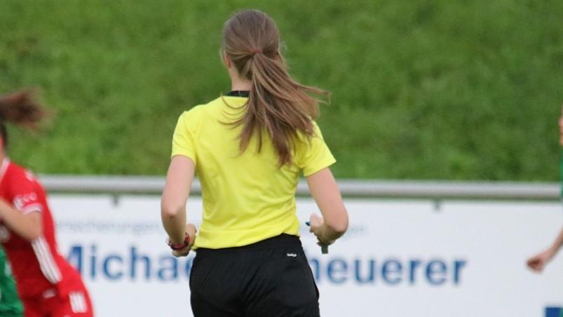 L’arbitra sarda di 17 anni aggredita in campo verrà premiata dall’Aia a Roma – La storia
