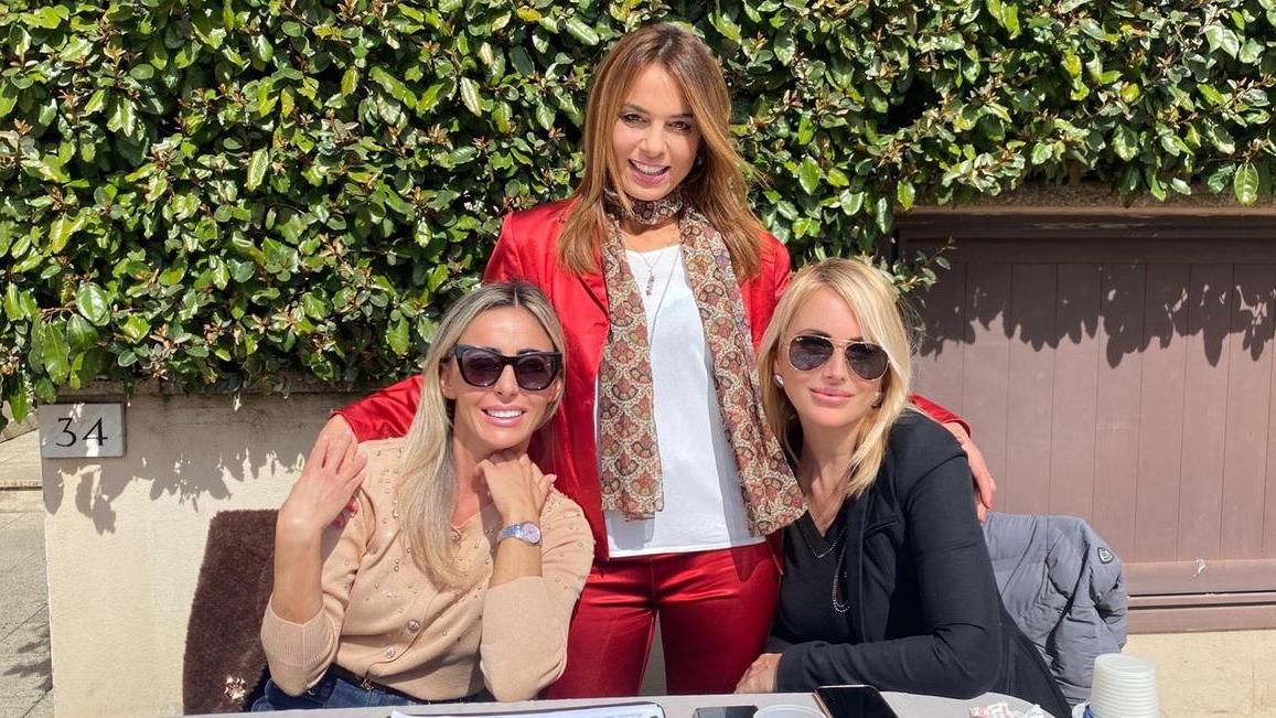 Serena Orani (al centro) e lo staff dell'agenzia Smeralda immobiliare di Olbia