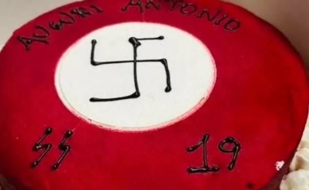 Gli auguri con svastica e simbolo delle SS sulla torta di compleanno, pasticceria nella bufera