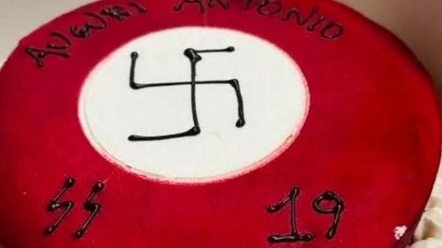 Gli auguri con svastica e simbolo delle SS sulla torta di compleanno, pasticceria nella bufera