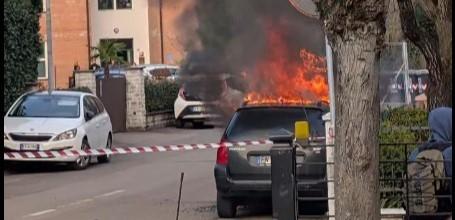 
	L'auto in fiamme

