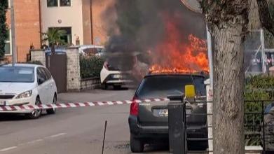 L'auto in fiamme