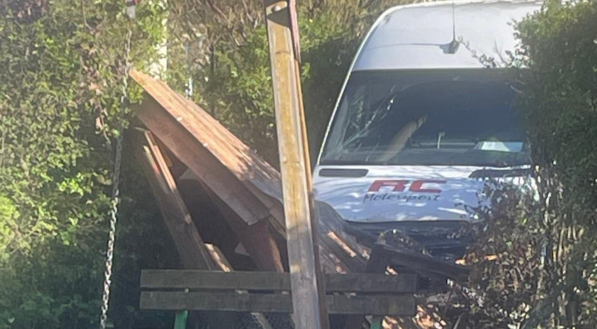 Perde il controllo del furgone e piomba nel cortile di un asilo: paura alla Sacca