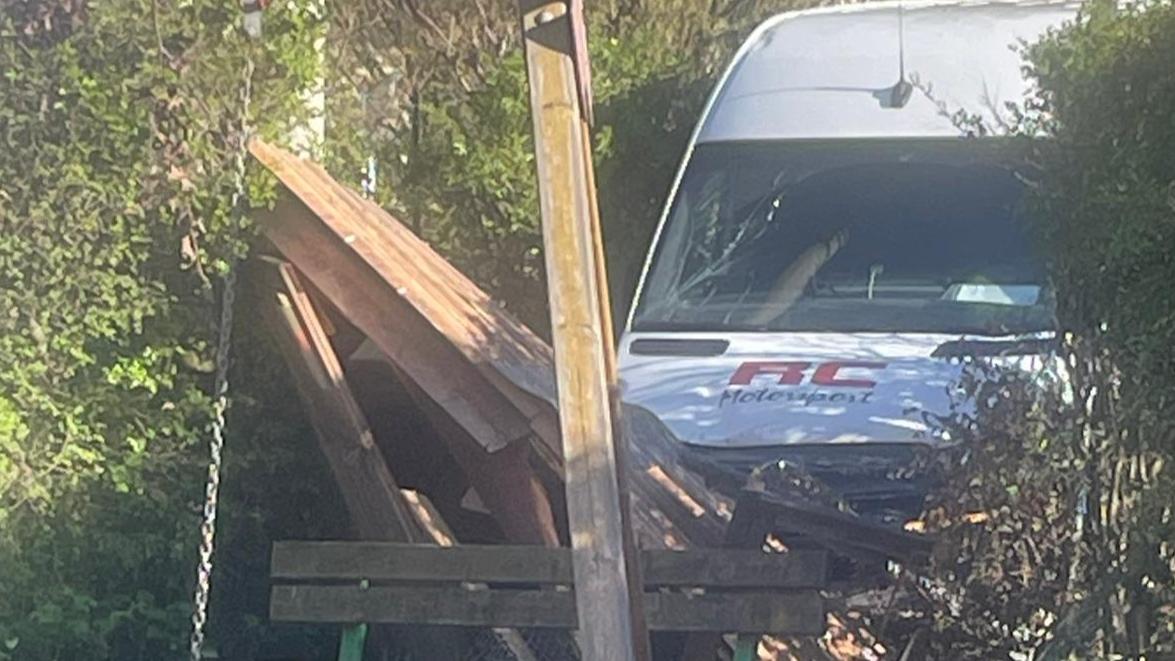 Il furgone nel cortile