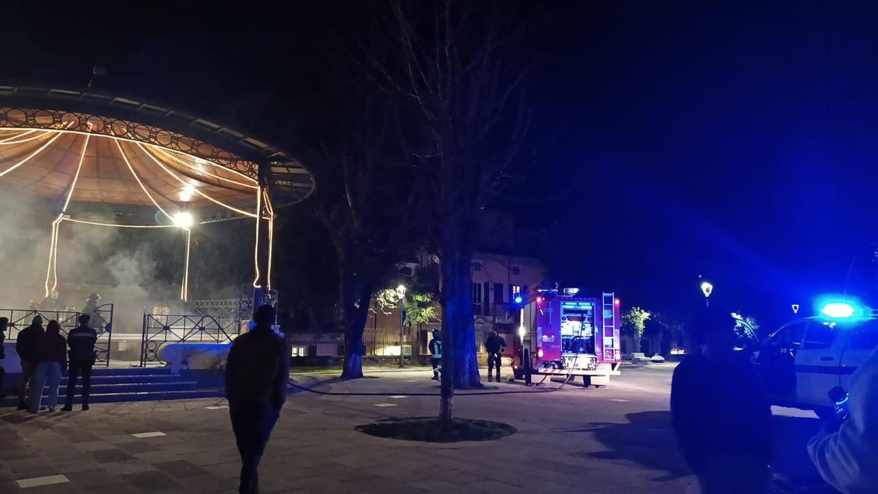 Incendio al Palco della Musica in centro a Carrara