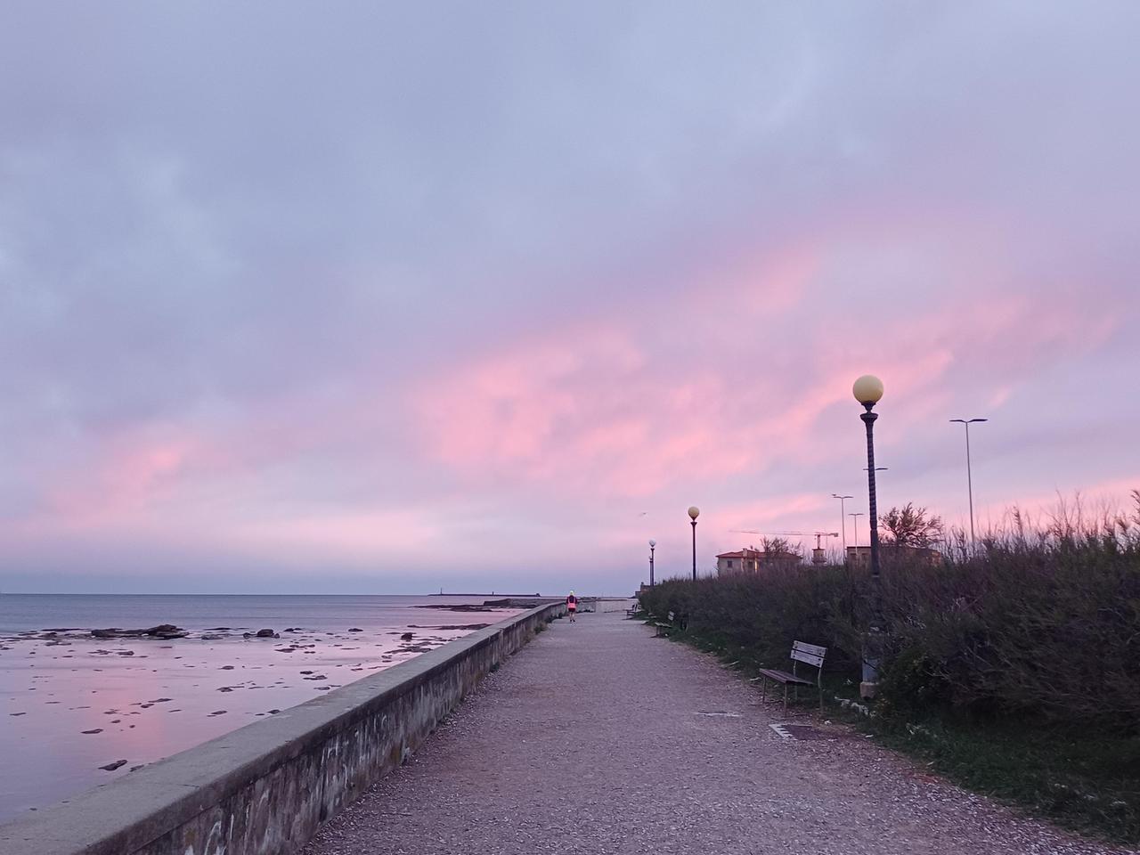 Livorno si sveglia “in rosa”
