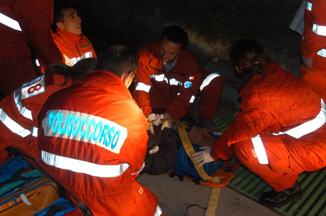 Donna di 29 anni muore travolta da un’auto: l’investitore è in fuga