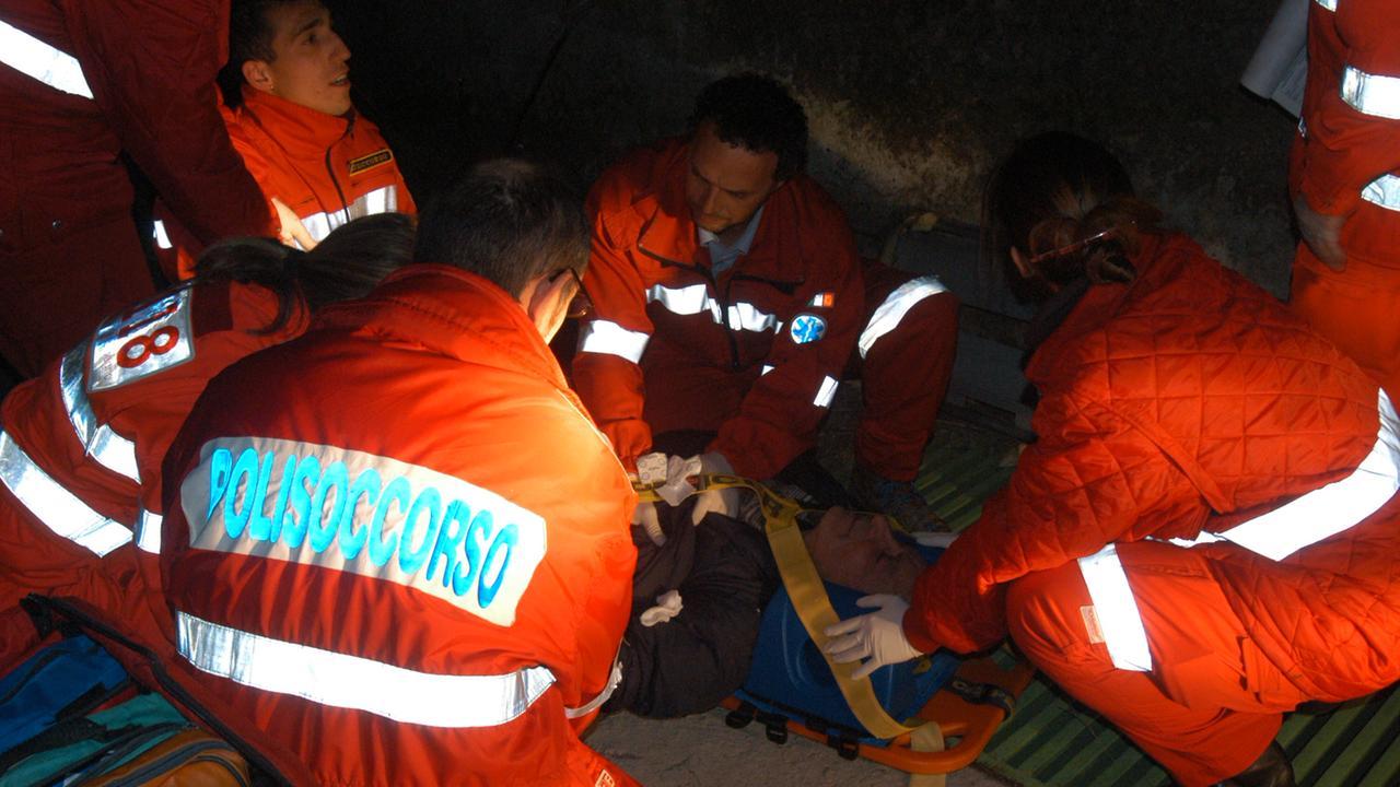 Donna di 29 anni muore travolta da un’auto: l’investitore è in fuga