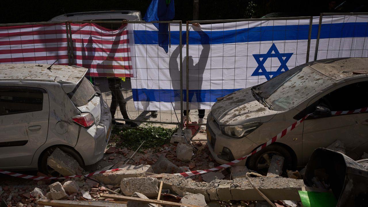 
	Bandiere israeliane e statunitensi sul luogo colpito da un missile iraniano a Ramat Gan

