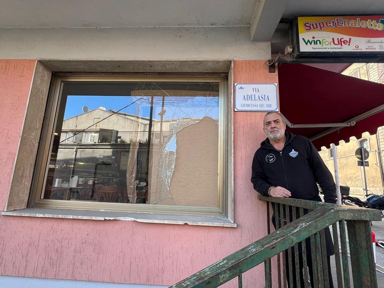 Ancora furti con spaccata nel centro di Sassari: nel mirino il bar colpito una settimana fa – VIDEO