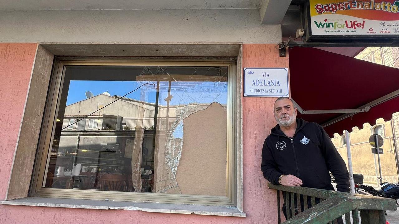 Ancora furti con spaccata nel centro di Sassari: nel mirino il bar colpito una settimana fa – VIDEO