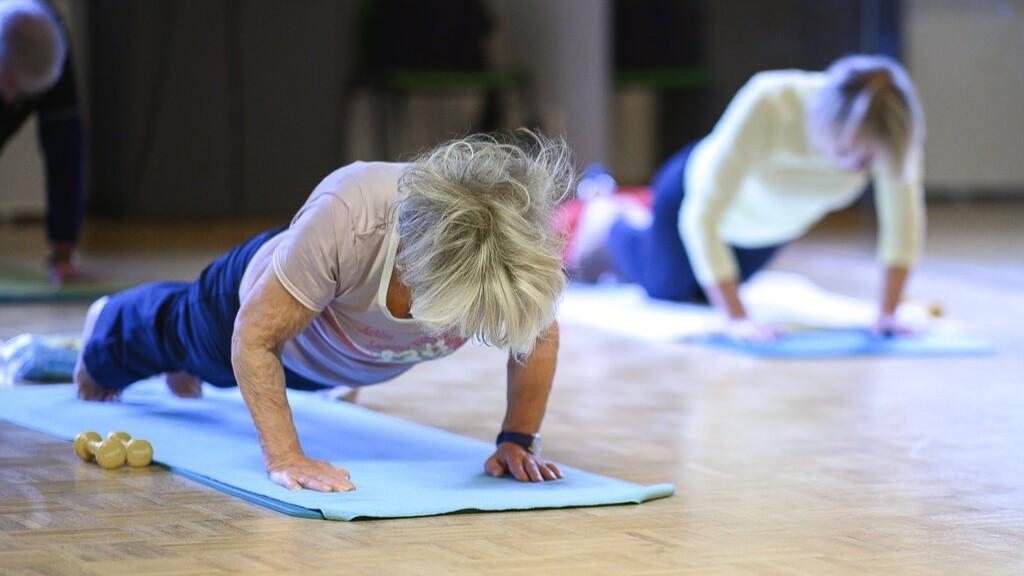 Scivola in palestra e si frattura un piede, la Cassazione: colpa sua, niente risarcimento – La storia