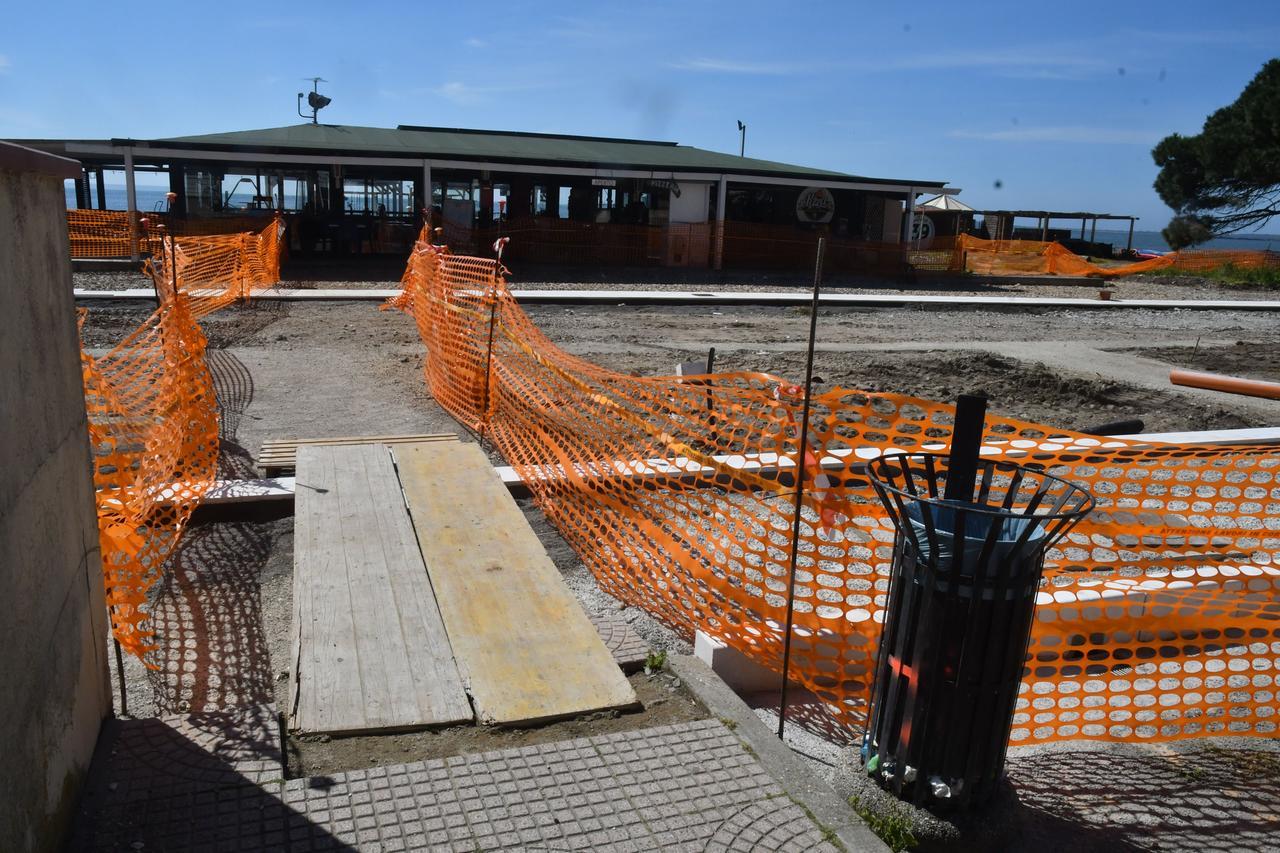 Arriva la Pasqua ma nella marina è ancora slalom tra i cantieri