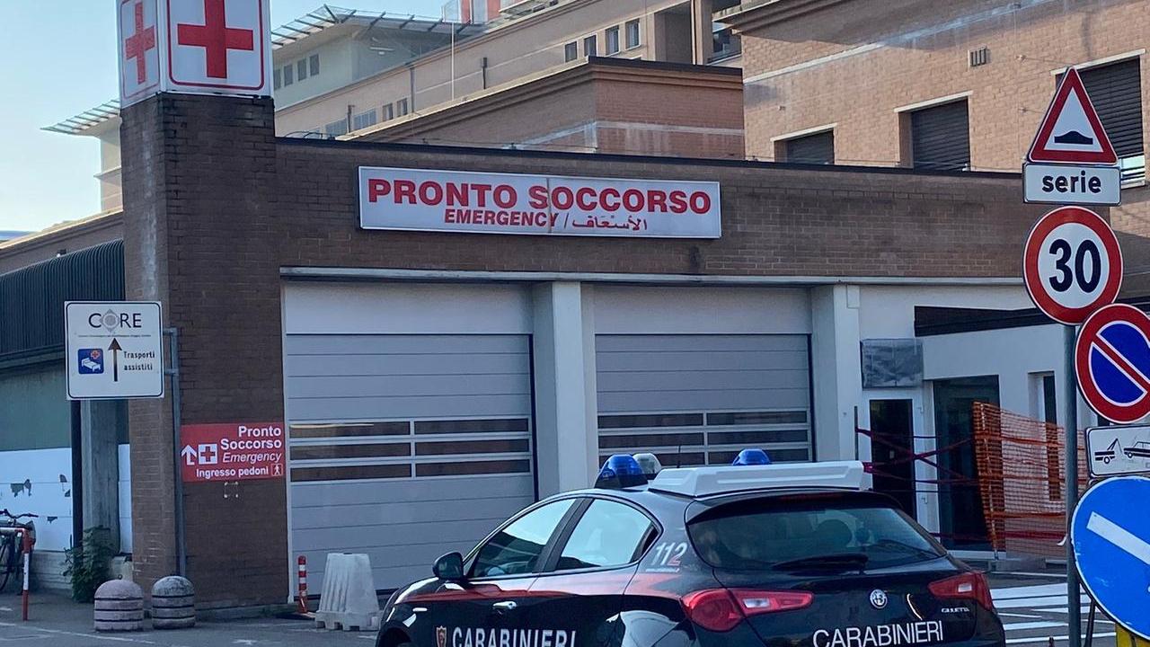 Viola il divieto di avvicinamento all’ex compagna e aggredisce i carabinieri davanti al Santa Maria Nuova: arrestato un 41enne
