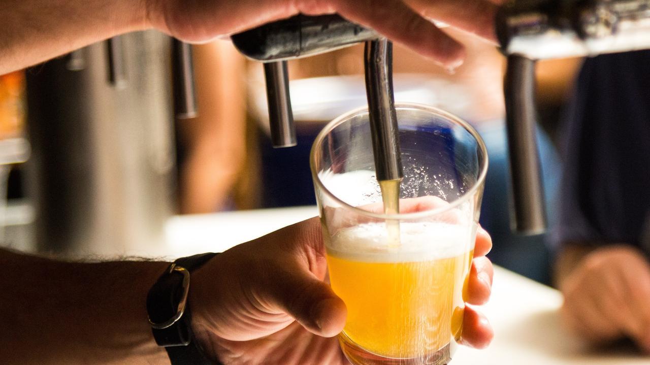 La proposta choc: birra calda al pub contro il caro energia – l’idea e le possibili reazioni in Sardegna