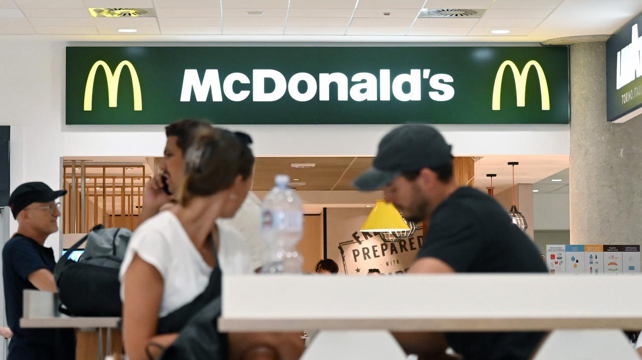 McDonald’s ribassa i prezzi contro la crisi, menu sotto i 3 dollari e colazione a 4: ecco dove e quando