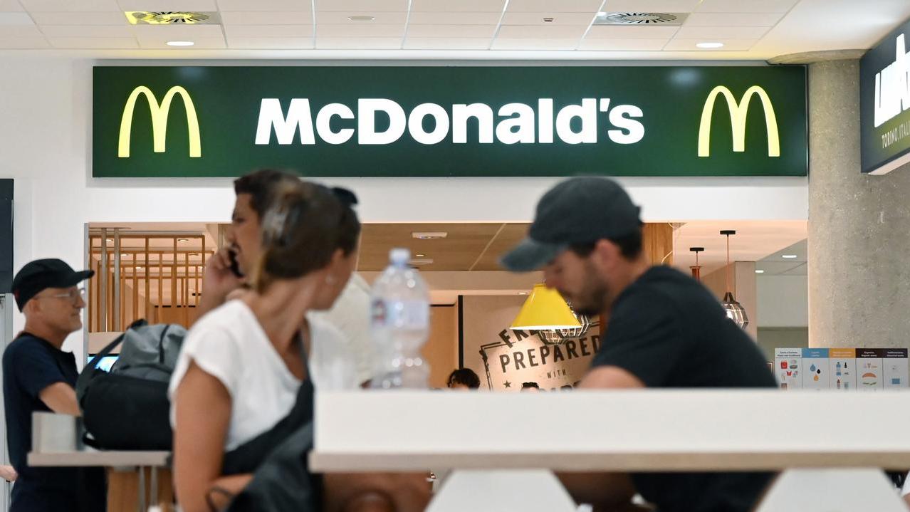 McDonald’s ribassa i prezzi contro la crisi, menu sotto i 3 dollari e colazione a 4: ecco dove e quando