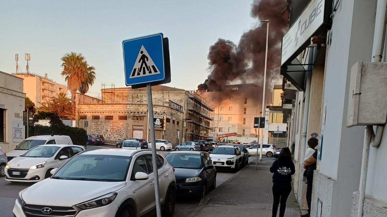 Sassari, incendio all’ex Hotel Turritania – Cosa sappiamo