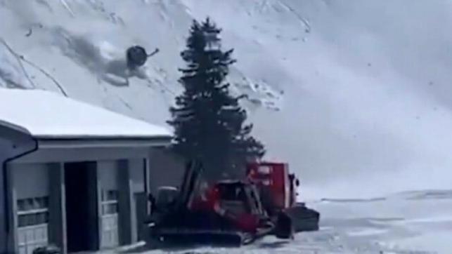 Le raffiche di vento fanno precipitare una cabinovia, un morto: ecco cosa sappiamo