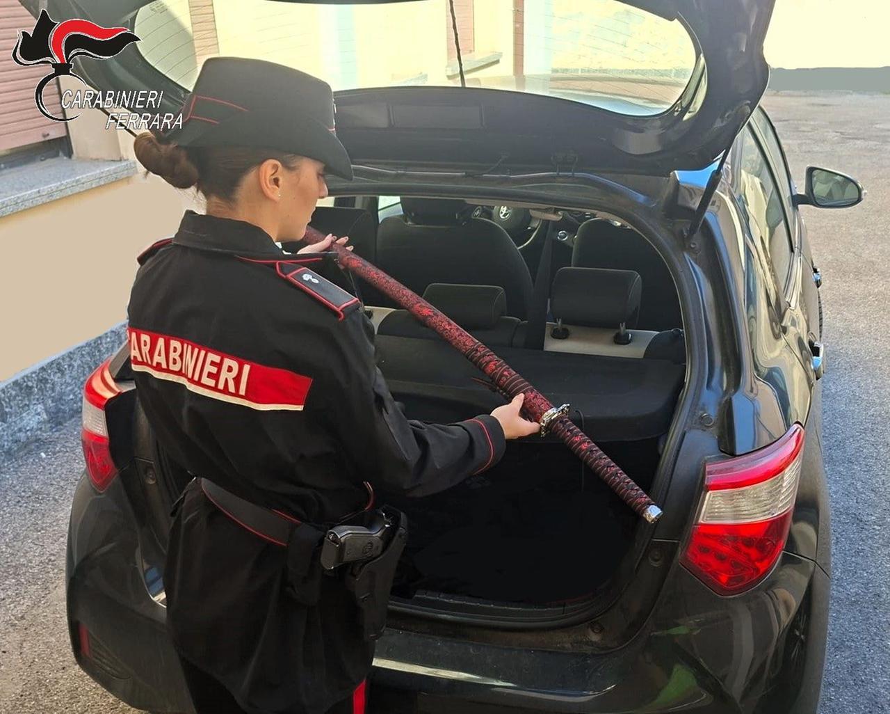 Comacchio, girava in auto con una katana: fermato e denunciato un uomo
