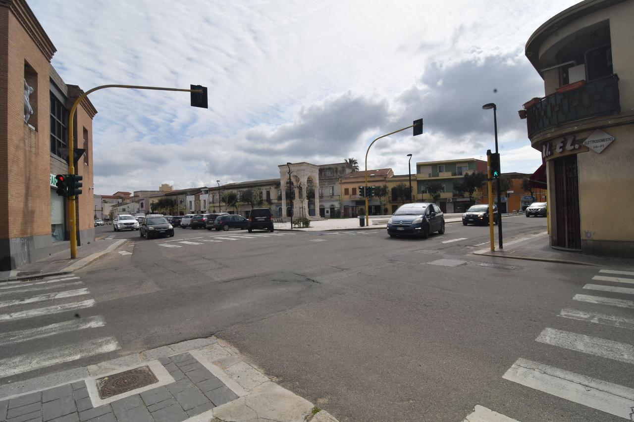 Spericolato inseguimento in centro città, la polizia sperona un’auto