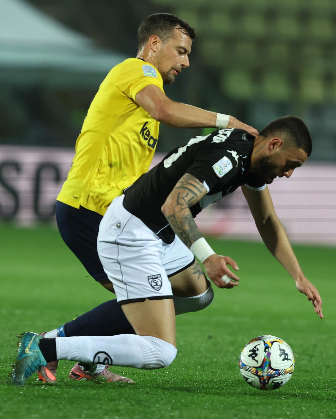 
	Il difensore giallobl&ugrave; Davide Adorni nella gara con lo Spezia&nbsp;

