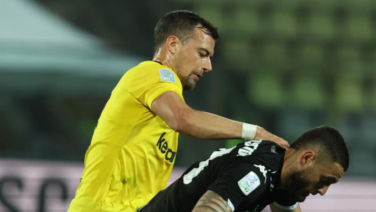 Il difensore gialloblù Davide Adorni nella gara con lo Spezia 