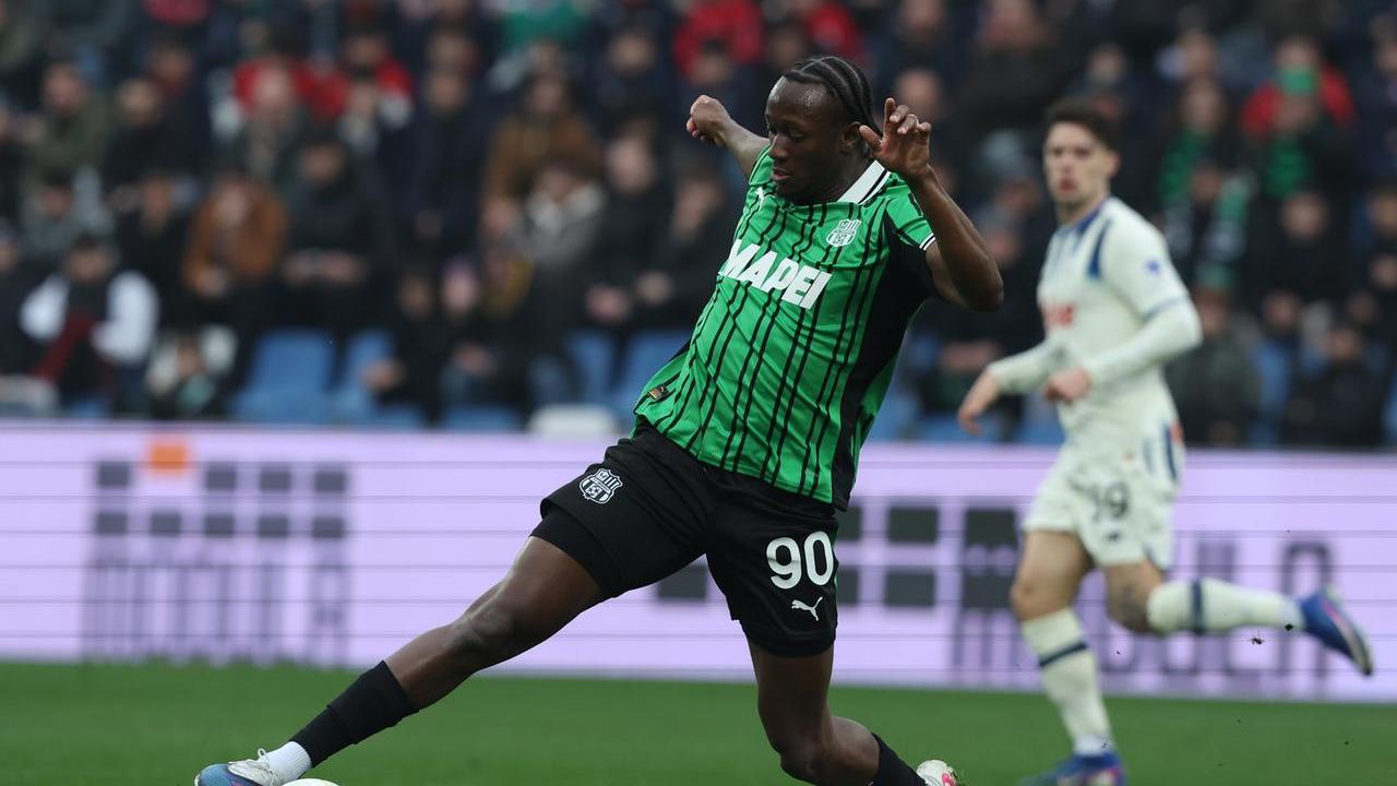 Il neroverde Ismael Koné in azione contro l'Atalanta 