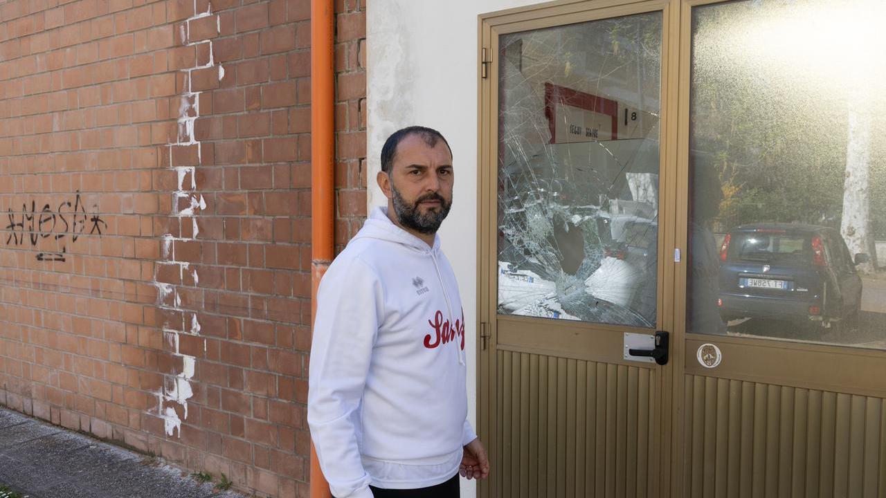 Pasquale Ruopolo accanto al vetro della porta spaccato dai ladri