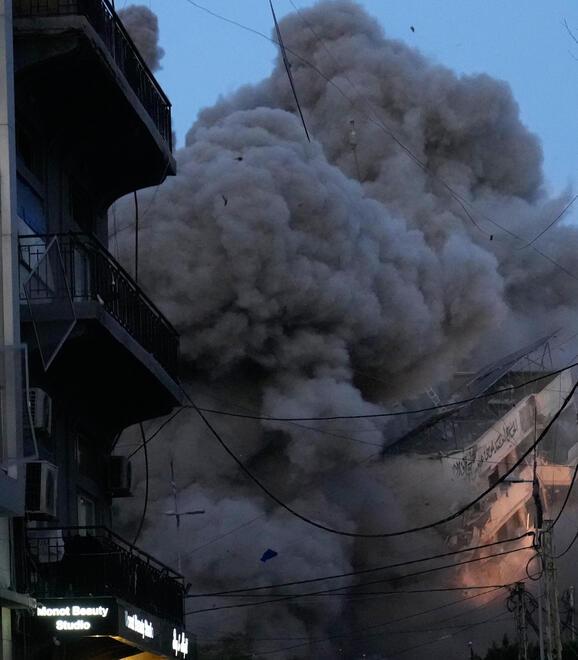 Bombe israeliane sugli edifici nel cuore di Beirut