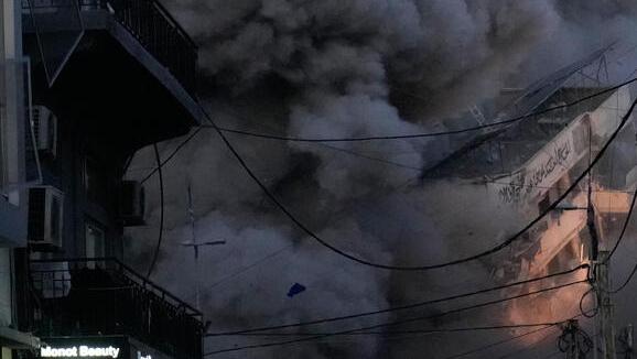 Bombe israeliane sugli edifici nel cuore di Beirut