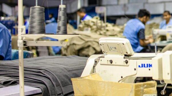 Prato, un operaio su tre lavora senza un regolare contratto nel “distretto parallelo”