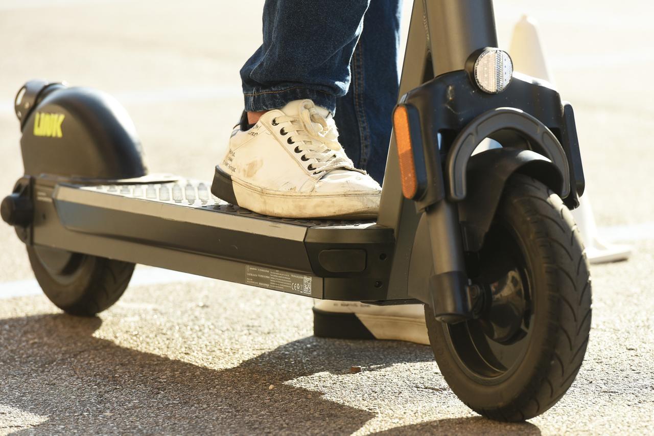 Targa e assicurazione per i monopattini elettrici, in arrivo multe fino a 400 euro – Quando scatta l’obbligo