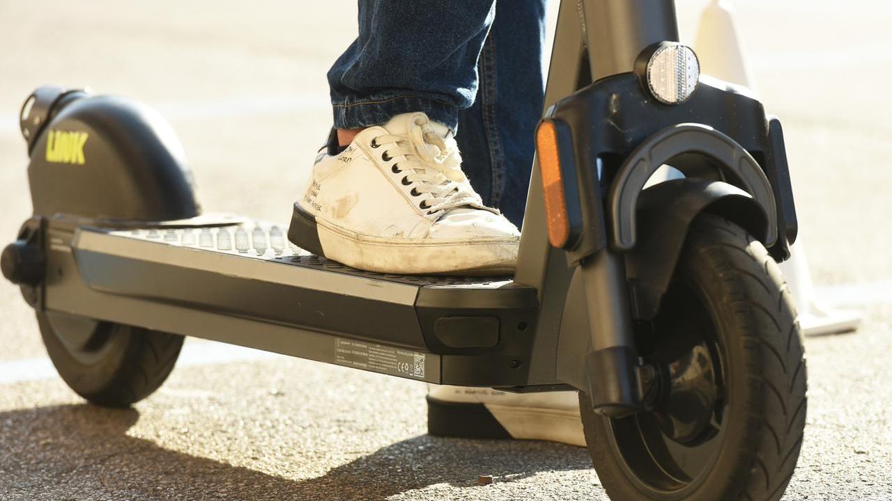 Targa e assicurazione per i monopattini elettrici, in arrivo multe fino a 400 euro – Quando scatta l’obbligo