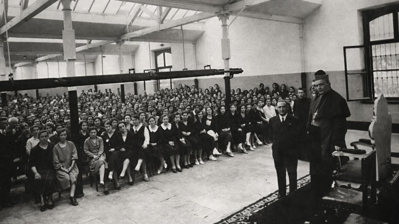 La messa celebrata alla fine degli anni Quaranta dal vescovo Giuseppe Debernardi al Lanificio Balli