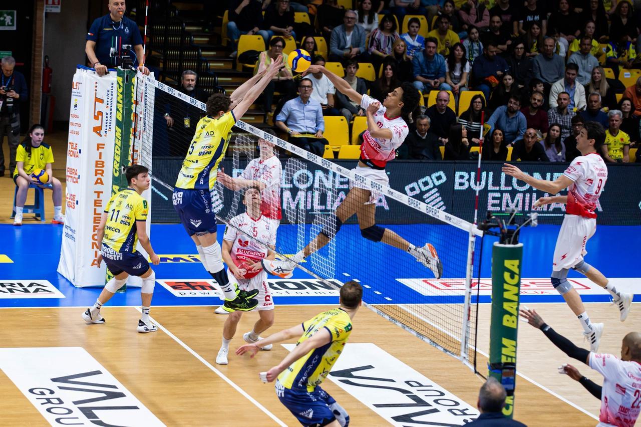 
	Il centrale giallobl&ugrave; Mati si oppone a un attacco del centrale biancorosso Iyegbekedo

