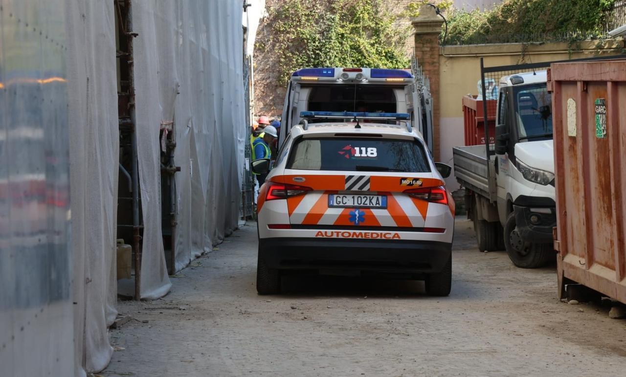 Incidente sul lavoro in centro a Modena, morto un operaio sessantenne