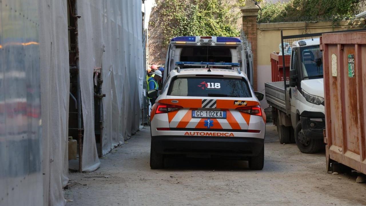 Ambulanza e automedica nel cantiere dell incidente mortale