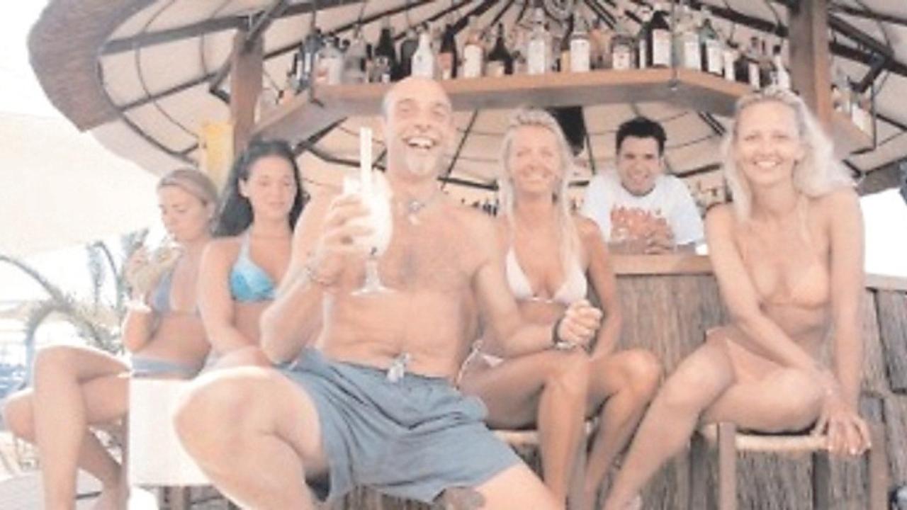 
	Paolo Brosio insieme ad un gruppo di ragazze al primo chiringuito della Versilia

